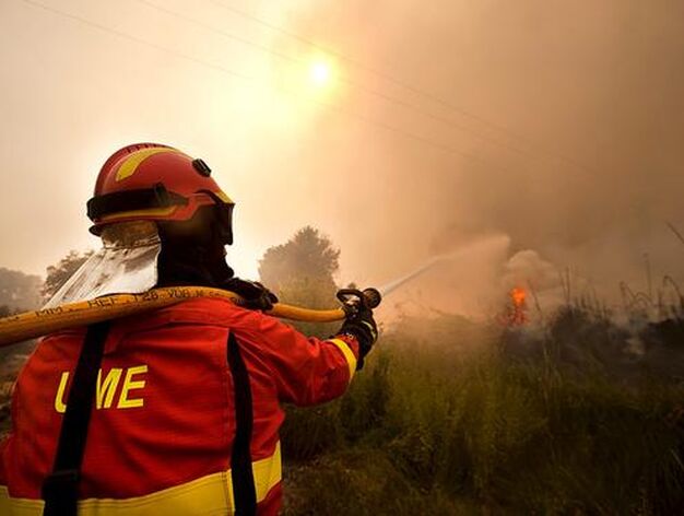 El fuego arrasa miles de hect&aacute;reas en comarcas del interior de la provincia de Valencia.

Foto: EFE