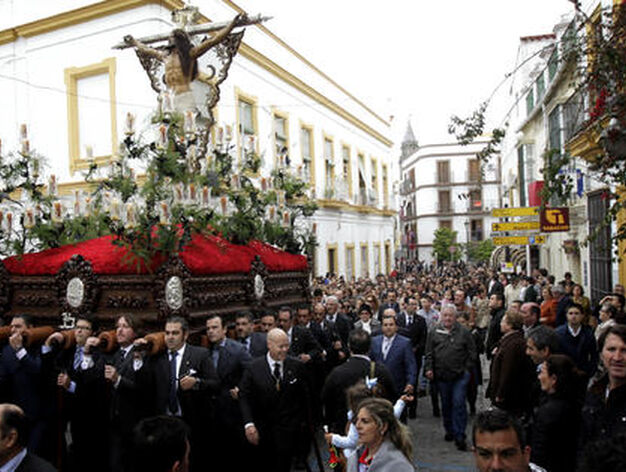 El Cristo de la Expiraci&oacute;n rodeado de una multitud

Foto: Miguel Angel Gonzalez