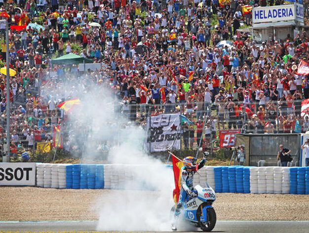 El piloto de Tuenti HP 40 quema rueda para celebrar el tiunfo en el Gran Premio de Espa&ntilde;a.

Foto: Vanesa Lobo