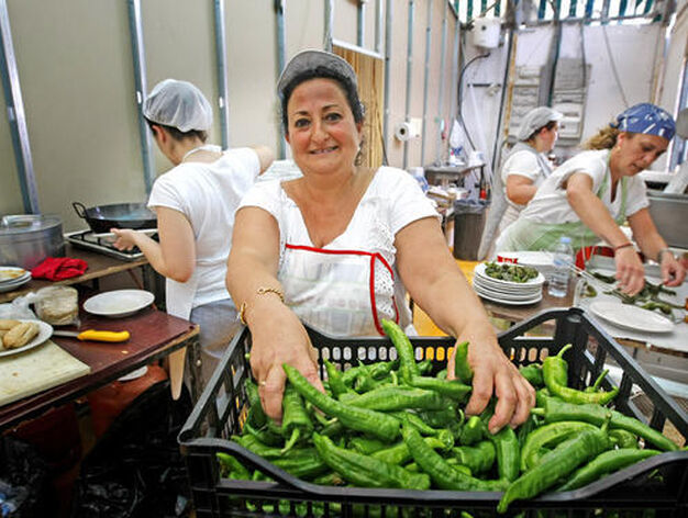 Entre pimientos. Juana Blanco, la cocinera de &lsquo;Holcim&rsquo;, fotografiada ayer en el recinto ferial.

Foto: Pascual