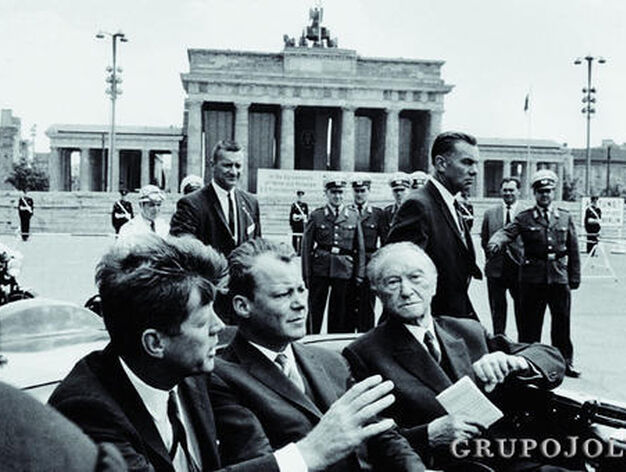 Fotograf&iacute;a de Will McBride que muestra a Kennedy, Willy Brandt y Konrad Adenauer ante la Puerta de Branbeburgo el 26 de junio de 1963.

Foto: Efe