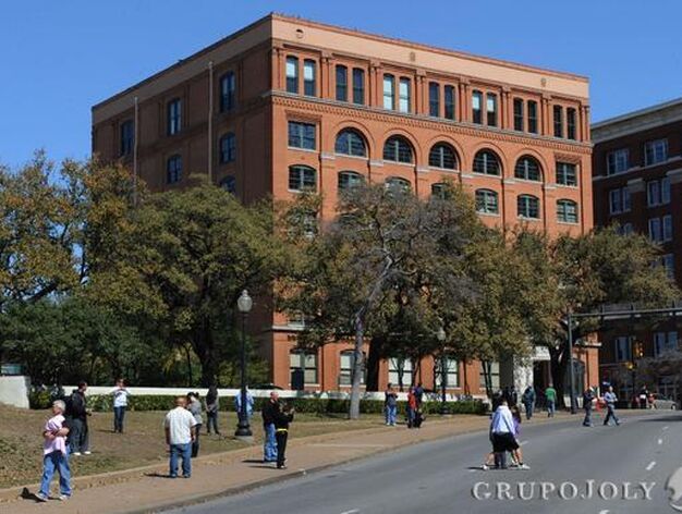 Imagen actual del edificio desde el cual Lee Harvey Oswald presuntamente dispar&oacute; a John F. Kennedy en Dallas. 

Foto: Mark Ralston (Afp)
