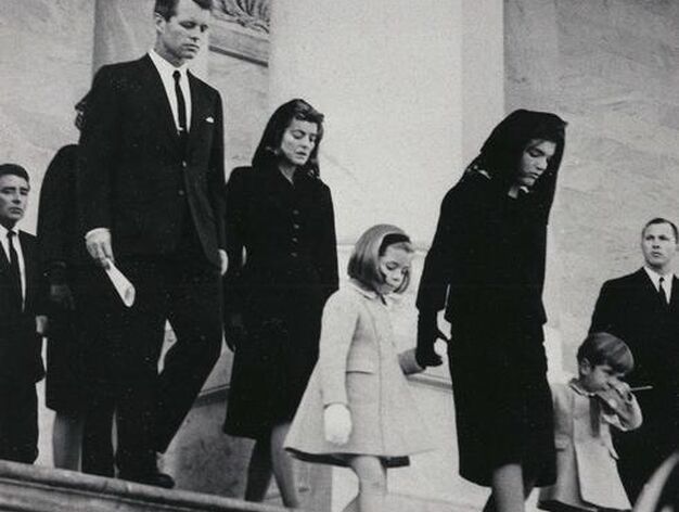 24 noviembre 1963. Jacqueline Kennedy sale del Capitolio acompa&ntilde;ada de sus hijos John F. Jr. y Caroline, adem&aacute;s de Robert Kennedy y Jean Kennedy.

Foto: AFP