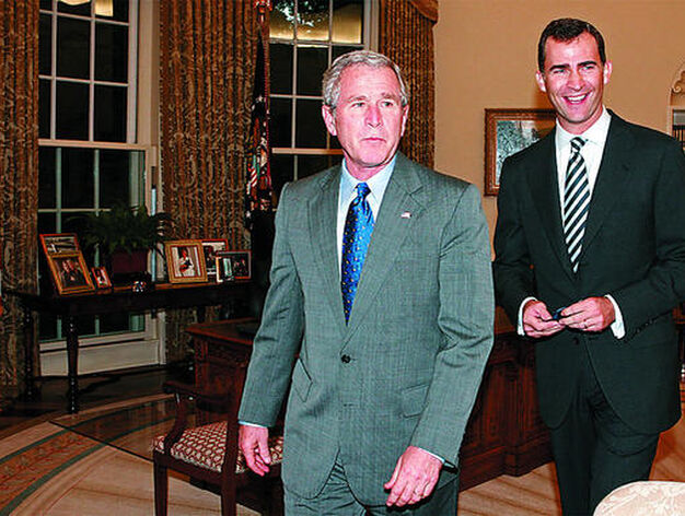 En 2006, don Felipe vist&oacute; la Casa Blanca con motivo del acto de celebraci&oacute;n del mes de la herencia hispana. En la imagen con el presidente de EEUU de entonces, George W. Bush. / Efe