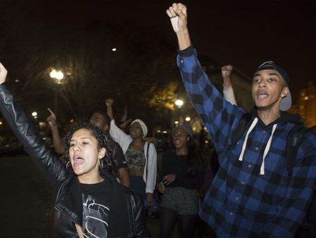 Ciudadanos de Washington se manifestaron ante la Casa Blanca para mostrar su desacuerdo con el fallo judicial tomado en Ferguson. 

Foto: EFE