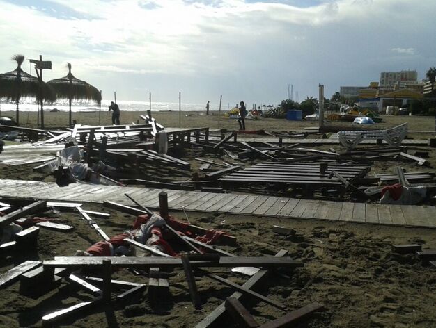 El mobiliario de los chiringuitos se ha visto gravemente afectado por el viento.

Foto: R. Garrido