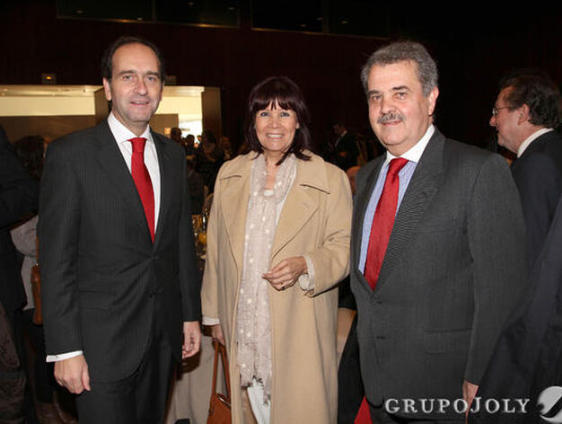 Alberto Delgado; Micaela Navarro, presidenta del PSOE, y Jos&eacute; Atalaya, de Banco Santander.

Foto: Bel&eacute;n Vargas/Juan Carlos V&aacute;zquez