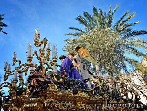El Se&ntilde;or de la Oraci&oacute;n en el Huerto se planta en Cristina con su eterna &lsquo;escolta&rsquo; del &Aacute;ngel Confortador.

Foto: Manu Garcia