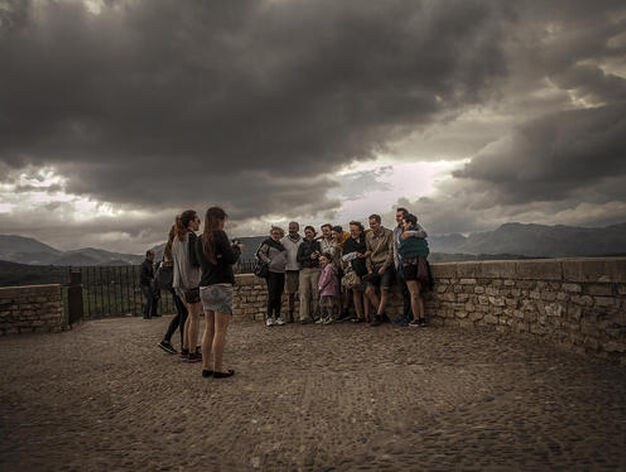 Un grupo de turistas se fotograf&iacute;a en Ronda en un d&iacute;a lluvioso.

Foto: Javier Flores