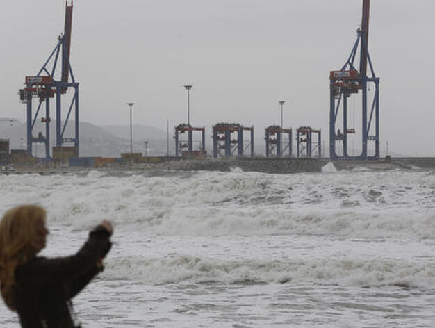 Una mujer realiza fotograf&iacute;as a las olas del mar.

Foto: Javier Albi&ntilde;ana