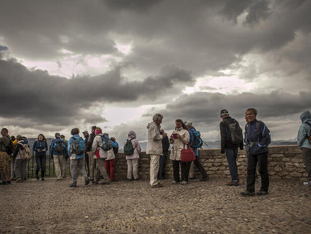 Un grupo de turistas en Ronda disfruta de las vistas a pesar del temporal.

Foto: Javier Flores