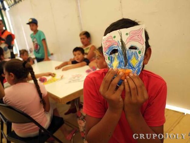 Una escuela particular Un ni&ntilde;o cubre su cara ayer con una careta realizada en el m&oacute;dulo.

Foto: Manu Garcia