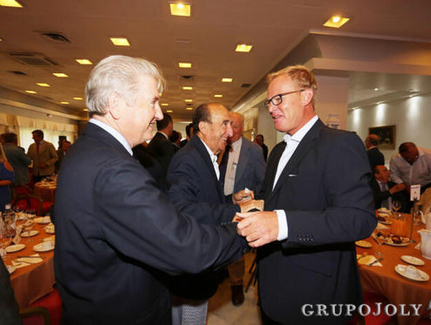 Pedro Rebuelta, viepresidente de Gonz&aacute;lez Byass, saluda a Stefaan de Clerck, del grupo hotelero HACE.

Foto: Pascual