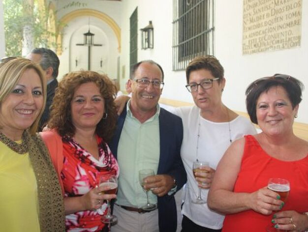 Mar&iacute;a  Montilla, Carmen Sanchez, Manuel Requejo, Ana Navas y Nieves G&oacute;mez. 

Foto: Ignacio Casas de Ciria