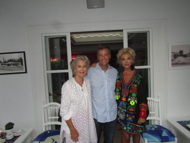 Susi Lindberg con James Alexander y Simona Gandolfi, durante la inauguraci&oacute;n.

Foto: Ignacio Casas de Ciria