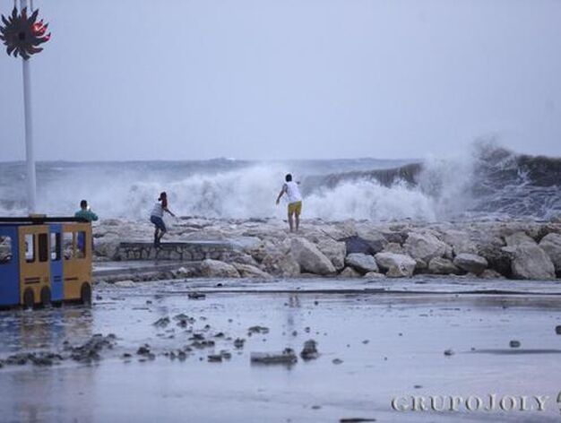 Destrozos por el oleaje en el litoral malague&ntilde;o

Foto: M. Baez