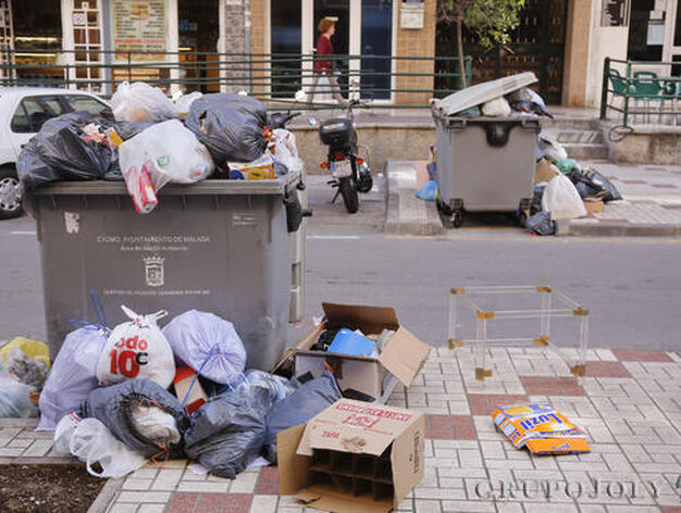 Bolsas y cajas de cart&oacute;n esparcidas por el suelo.

Foto: Javier Albi&ntilde;ana