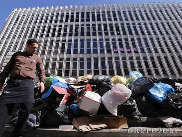 Numerosas bolsas de basura acumuladas en la c&eacute;ntrica Plaza Uncibay de la capital.

Foto: Jorge Zapata / Efe