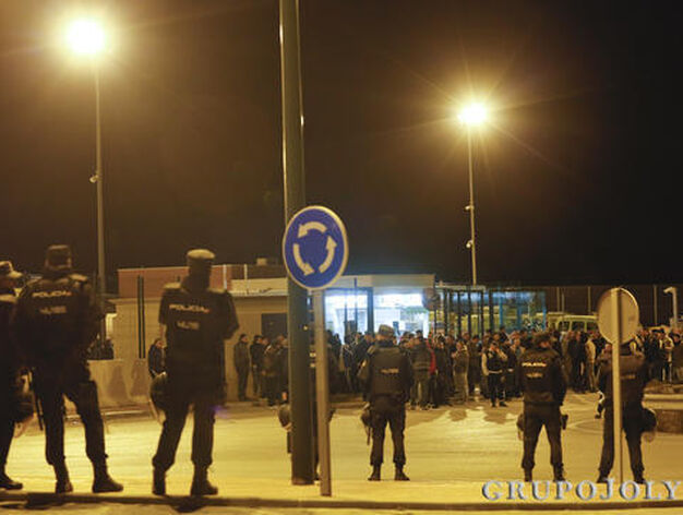 La Polic&iacute;a Nacional en la sede de Limasa, en Los Ruices.

Foto: Javier Albi&ntilde;ana