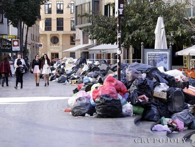 La plaza Uncibay, repleta de basura y residuos.

Foto: Javier Albi&ntilde;ana