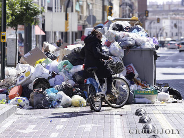 Una ciudadana intenta circular con una bicicleta ante una monta&ntilde;a de basura.

Foto: Maril&uacute; B&aacute;ez