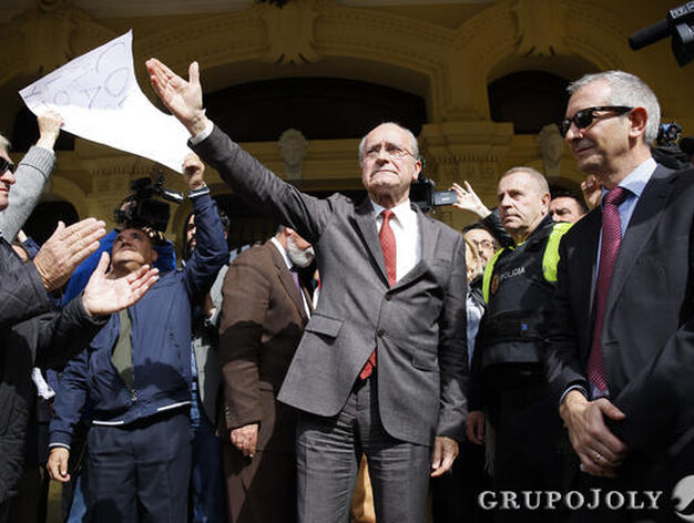 El alcalde saluda el pasado mi&eacute;rcoles a la gente congregada a las puertas del Ayuntamiento.

Foto: Javier Albi&ntilde;ana