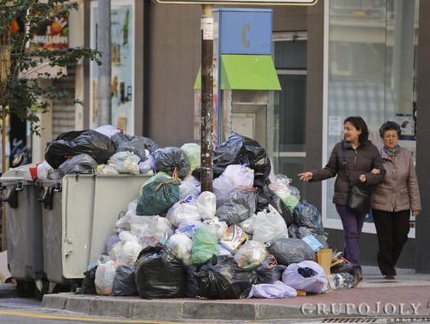Dos mujeres pasean junto a basuras en la capital.

Foto: Javier Albi&ntilde;ana