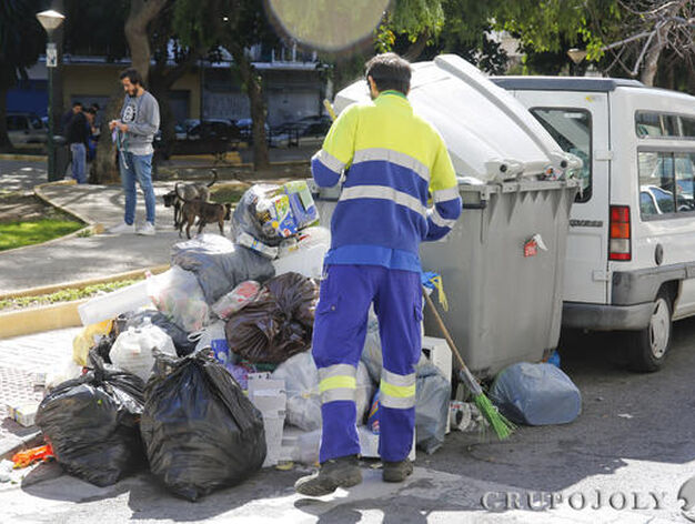 Un operario junto a un contenedor con residuos.

Foto: Javier Albi&ntilde;ana