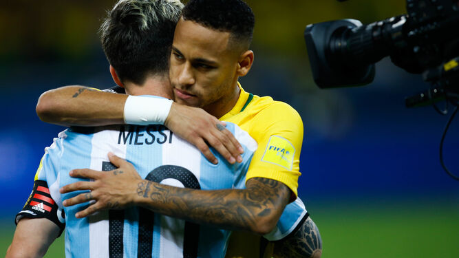 Neymar (d) saludando a Messi al final del partido