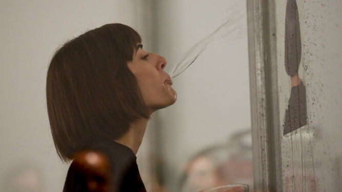 Aida Lechuga en un momento de su performance en la galería de Isabel Hurley.