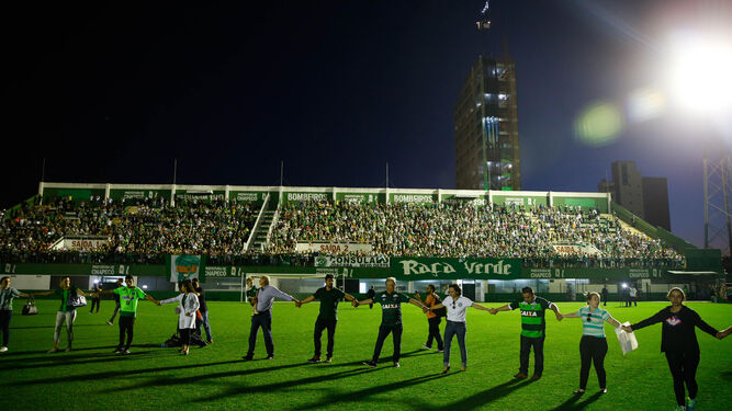 El estadio acogió una vigilia en honor a las víctimas