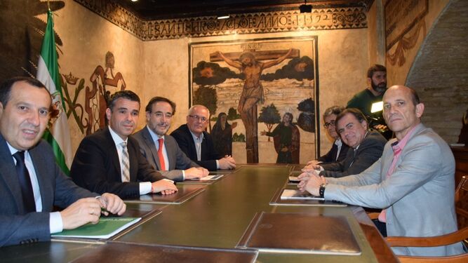 Imagen de la reunión celebrada ayer entre el Ayuntamiento de Marbella y la Consejería de Fomento.