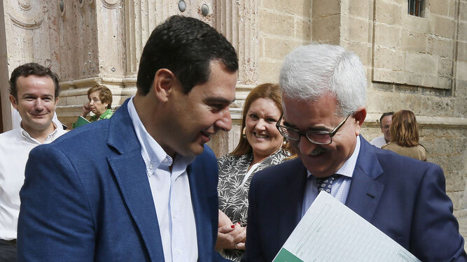 Juanma Moreno y Manuel Jiménez Barrios conversan en el Parlamento durante un Pleno del pasado octubre.