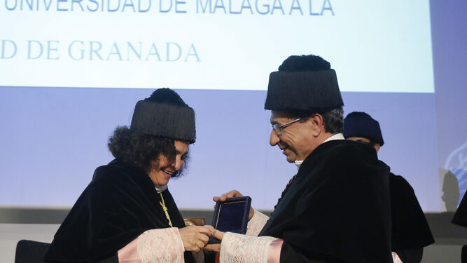 El rector de la UMA entrega la Medalla de Oro a la rectora de la Universidad de Granada.