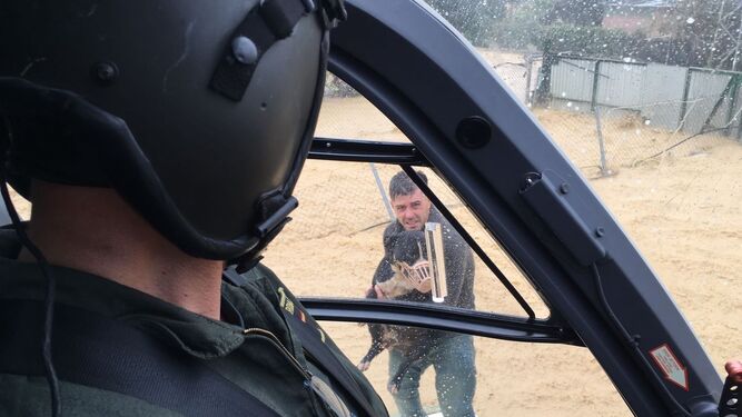 La Guardia Civil se dispone a rescatar en helicóptero a un hombre y su perro en Cártama.