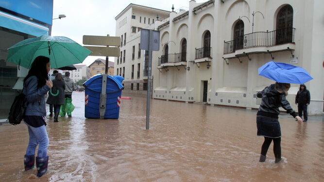 Varias personas, en noviembre de 2012, mojadas hasta los tobillos en la capital.