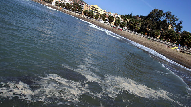 Espuma o nata del mar que se forma cerca de la orilla.