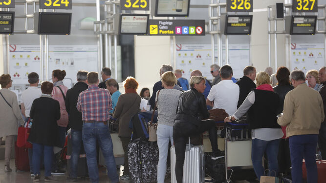 Decenas de pasajeros se disponen a facturar sus maletas en la terminal 3 del aeropuerto malagueño.
