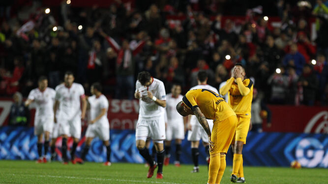 Sandro se lamenta en uno de los goles del Sevilla durante la primera mitad.