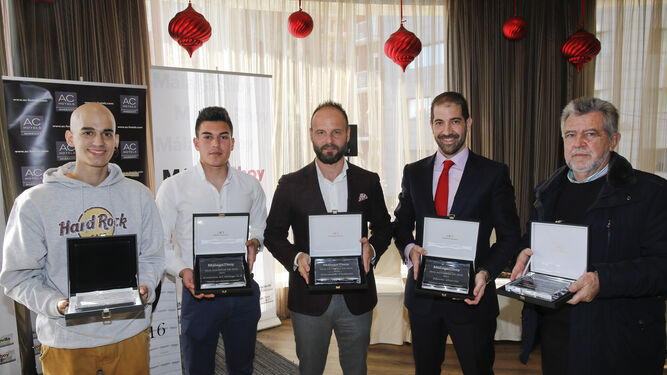 Pablo Ráez, Arturo Segado, Sergio Ragel, Mario García Aguiar y José María Ruiz Povedano con los premios tras el acto de entrega celebrado en el Hotel AC Málaga Palacio.