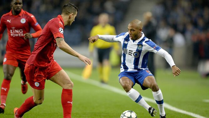 Luis Hernández se coloca ante Brahimi durante el Oporto-Leicester de Champions disputado durante la fase de grupos.