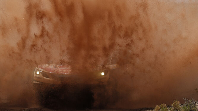 Sebastien Loeb y su copiloto Danieol Elena superan una zona de barro durante la etapa de ayer en el Dakar.