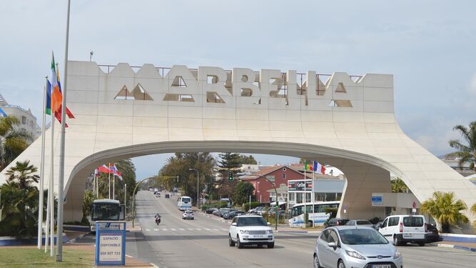 Tráfico en la entrada del municipio de Marbella.