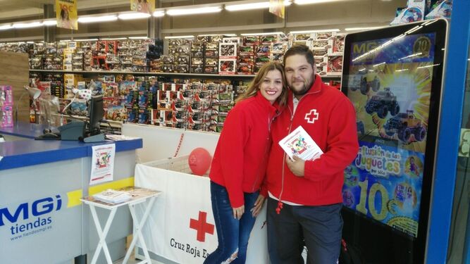 Dos miembros de Cruz Roja Málaga durante la campaña de juguetes.
