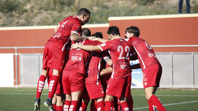 Los jugadores del Rincón celebran el gol de Ramón Ubric.