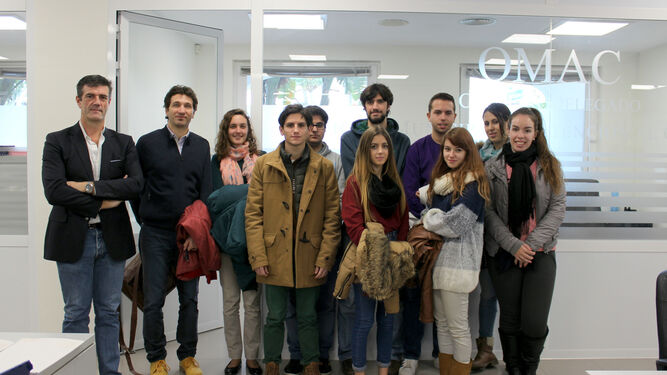 El concejal de Nuevas Tecnologías de Estepona, José María Ayala, acompañado de varios jóvenes.