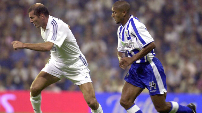 Romero persigue a Zidane en su primer enfrentamiento.