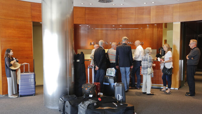 Un grupo de turistas en la recepción del hotel AC Málaga Palacio.