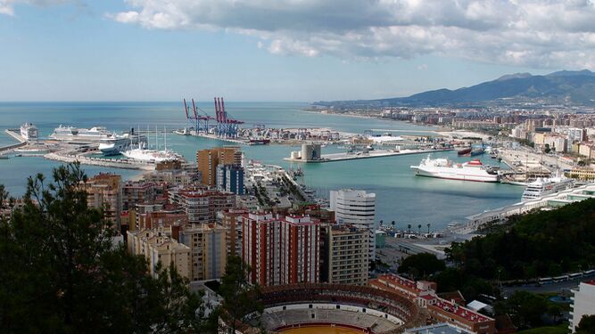 Vista aérea de puerto de Málaga.