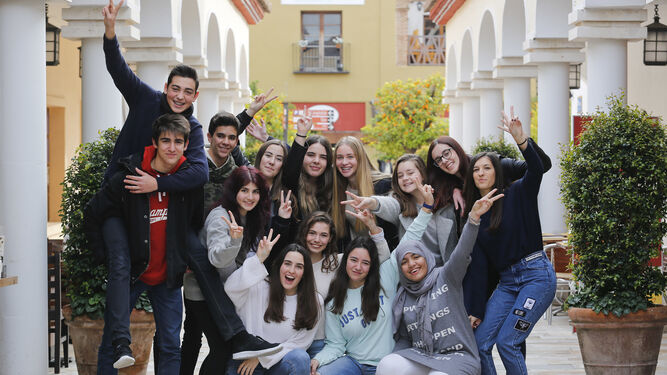 Una veintena de estudiantes andaluces ganadores de la beca de la Fundación Amancio Ortega posan en el Plaza Mayor.
